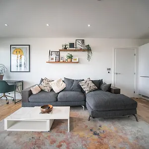  Apartment Stunning Riverside View Apartment, Near Canary Wharf & O2